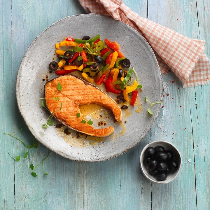 Rodaja De Salmon Con Pimientos Salteados Y Aceitunas La Sirena