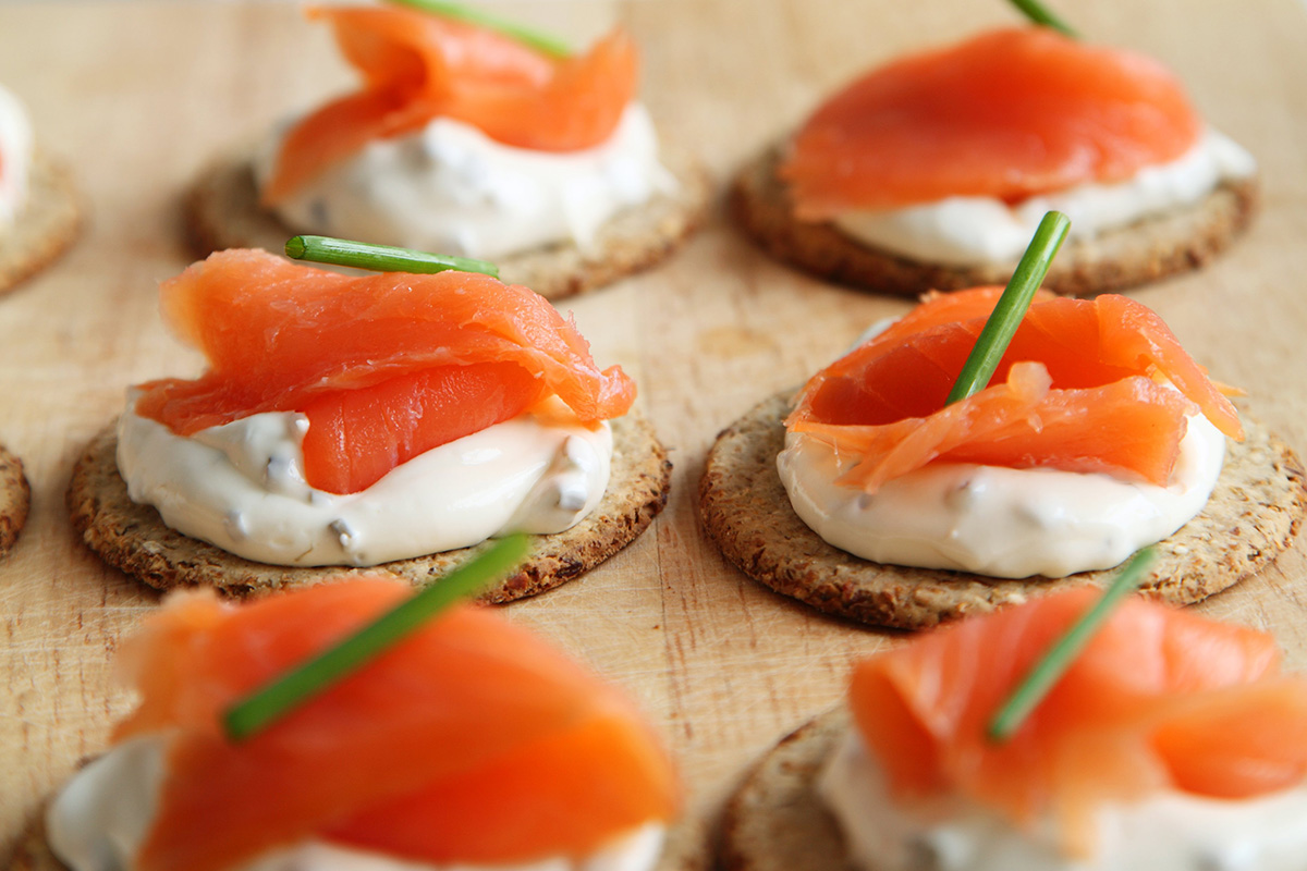 Els snacks lleugers sempre triomfen! Pots preparar plats tan senzills com aquestes delicioses torrades amb formatge cremós i salmó.