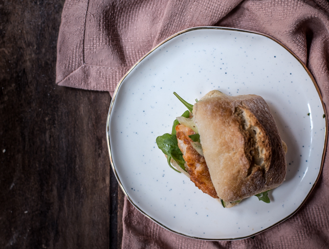 Una exquisida hamburguesa de bacallà d'Islàndia de La Sirena.