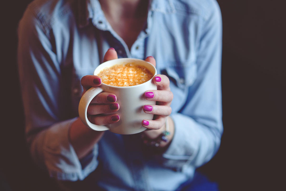 taza-de-cafe-con-manos