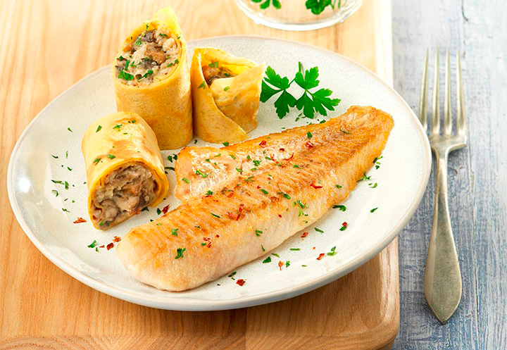 filetes-de-merluza-a-la-plancha-con-crepes-rellenas-de-setas