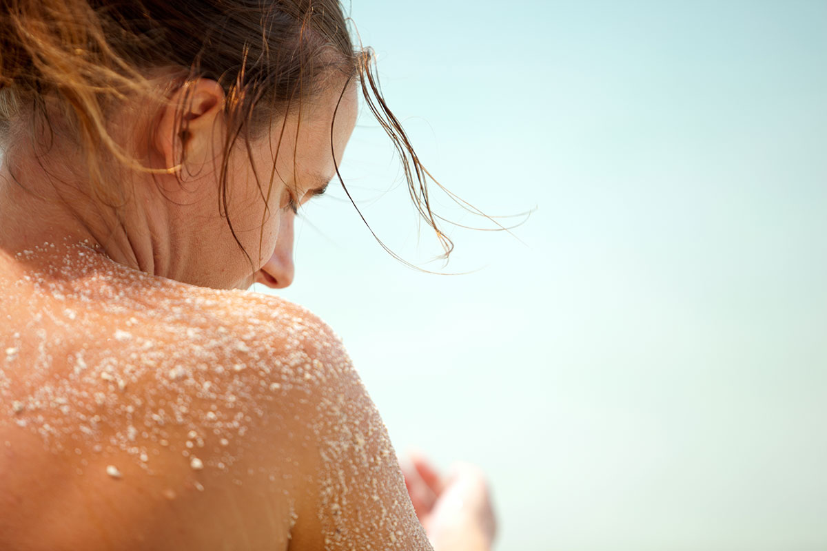 Si no tens un exfoliant a casa, utilitza la sorra del mar com a exfoliant natural!