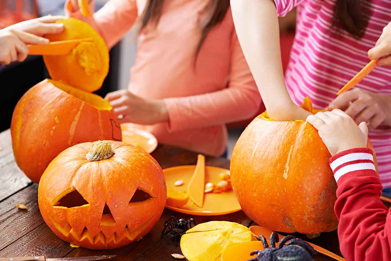 ¡Tallar una calabaza por primera vez es un momento muy emocionante para los pequeños!