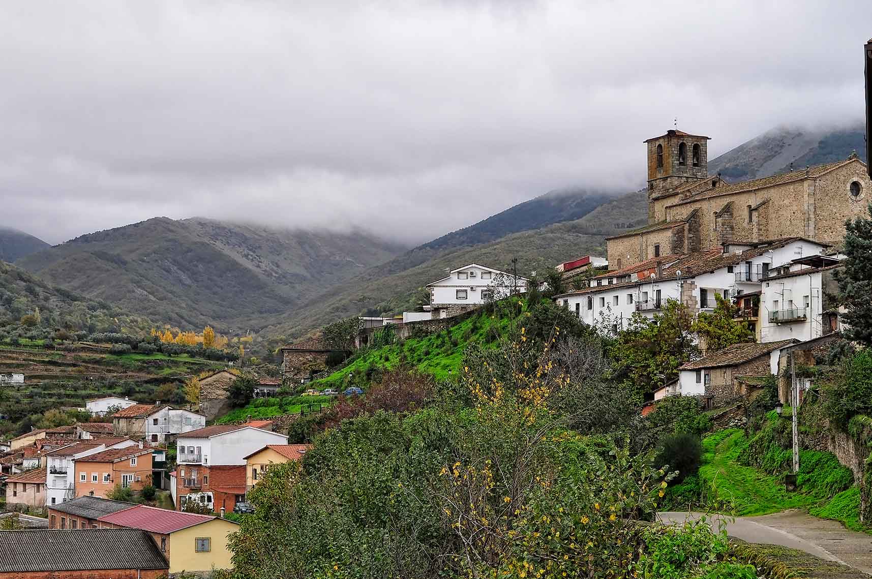 En Hervás encontrarás un agradable clima y unos colores amarillos, rojizos y ocres que alimentan la vista.