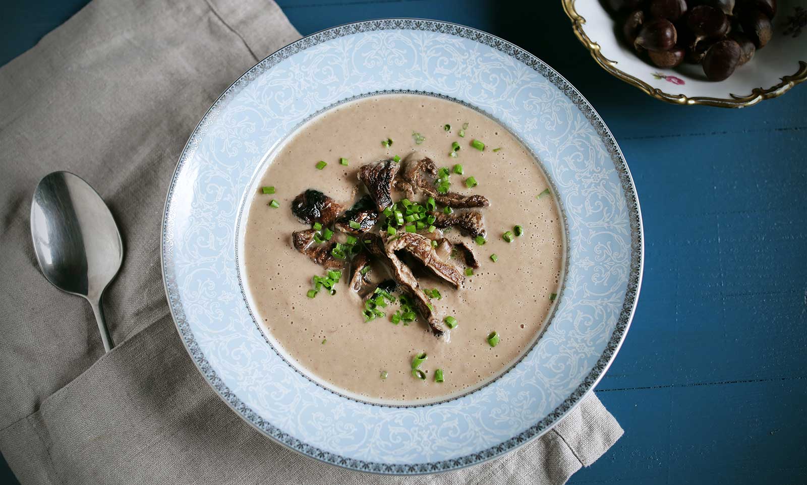 Dále un toque fresco y crujiente a tus cremas con las hierbas aromáticas y las semillas.