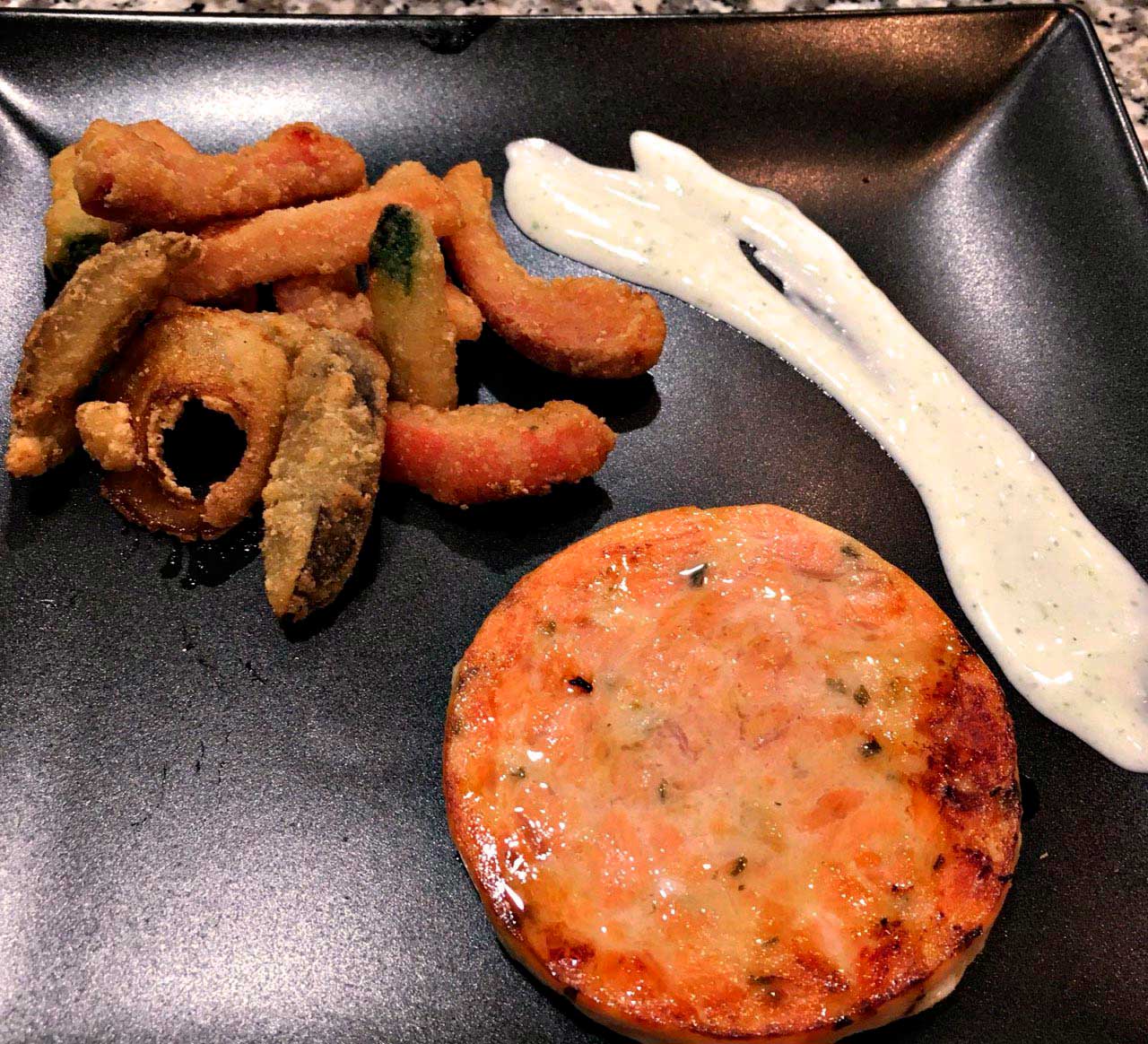 Las madres probaron la hamburguesa de salmón con verduras en tempura.