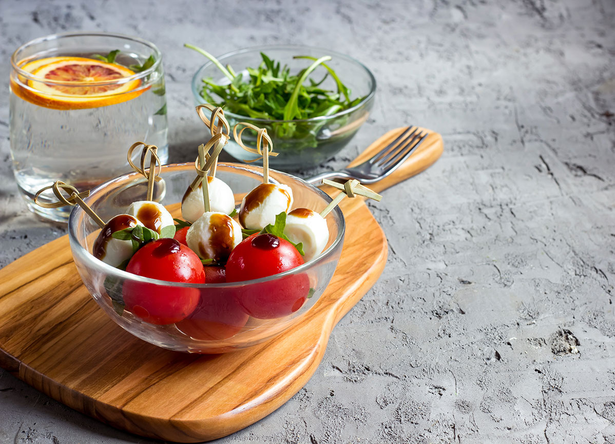 La ensalada caprese en formato mini brocheta es una de las recetas más deliciosas