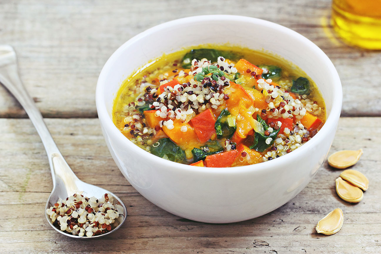 La quinoa o el mijo pueden servirse en sopas, junto a verduras de temporada.