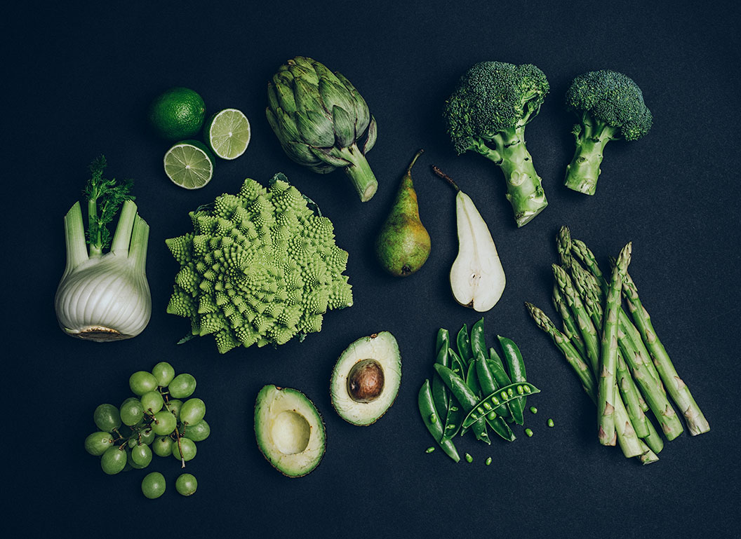 Opta por vegetales como el brócoli o la coliflor, así como frutas como la pera.