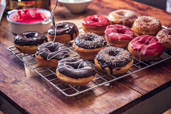 Els dònuts són una altra senzilla i deliciosa opció de regal per al dia de l'amor