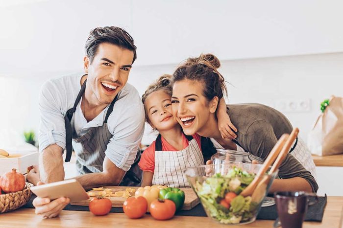 Cocinar en familia es una forma saludable e instructiva de estar juntos.