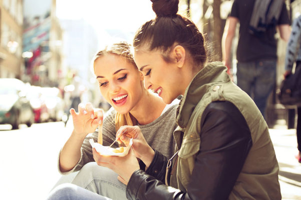 chicas-comiendo-fuera