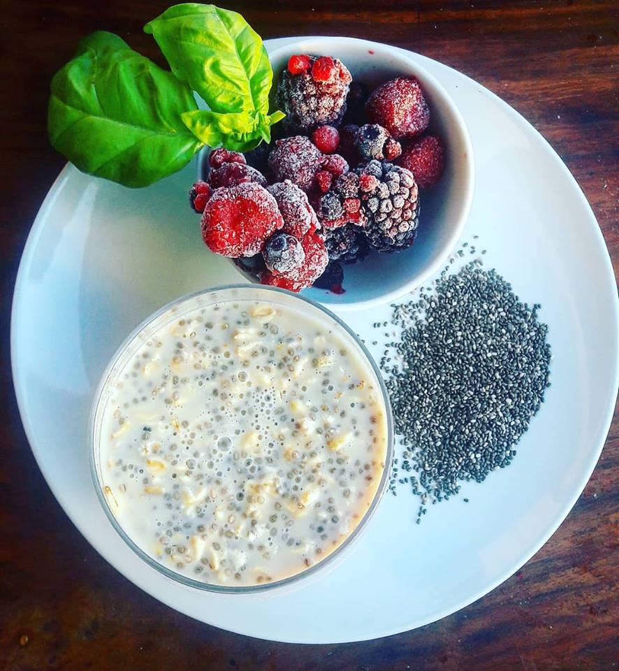 Avena con frutos rojos, ¡un desayuno vegano saludable y buenísimo!