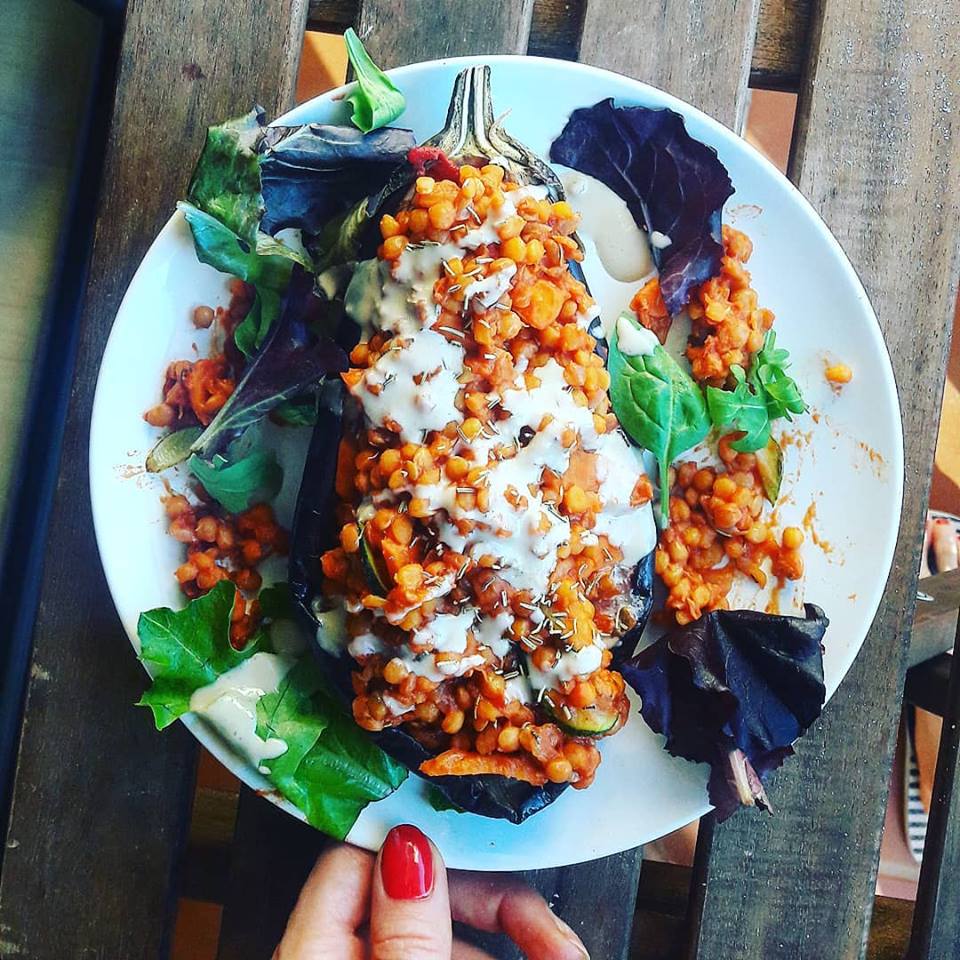 La berenjena rellena de lentejas y parmesano vegano es una de las propuestas de este menú