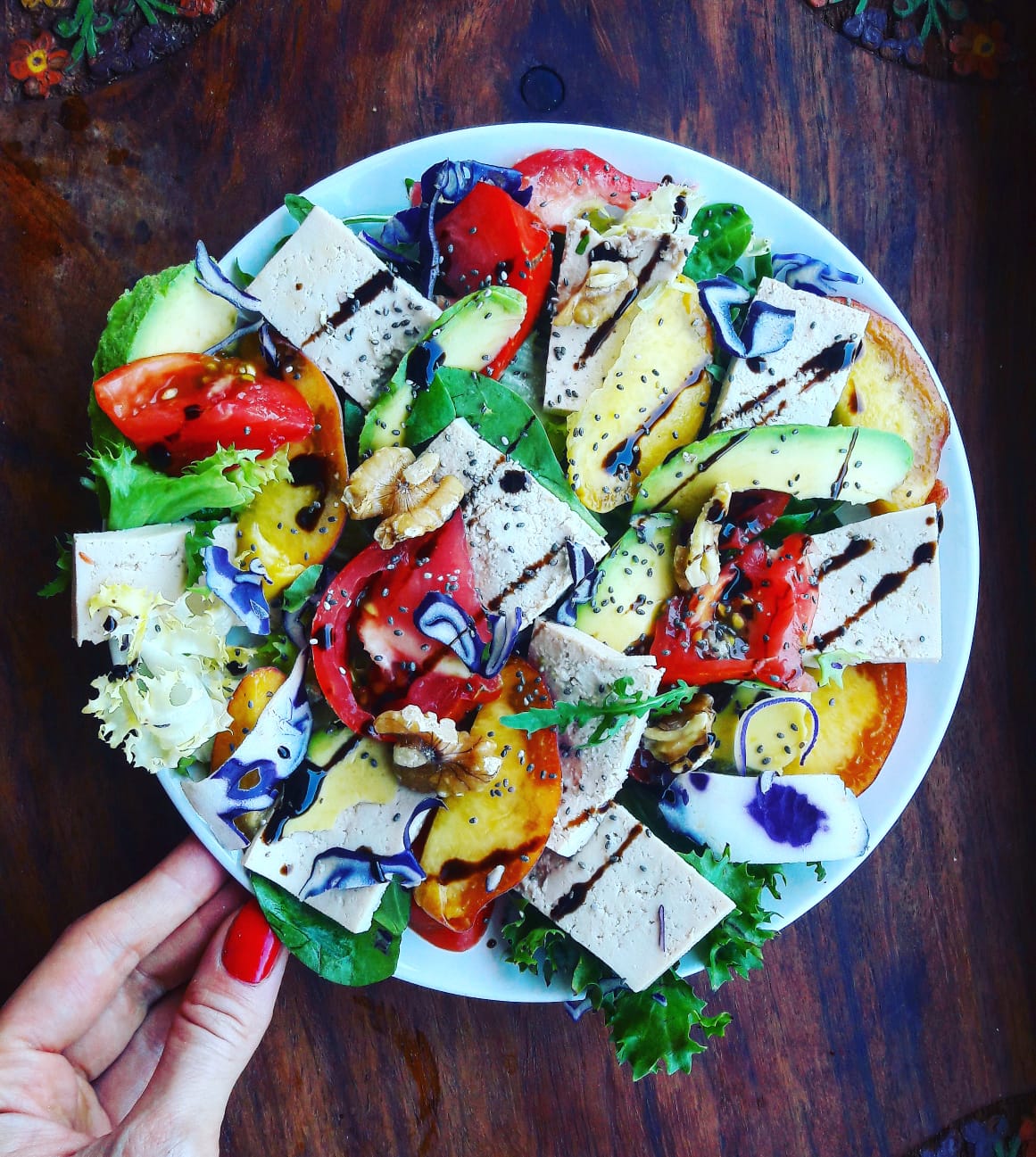 Nuestro menú vegano también incluye la ensalada de tofu, mango y aguacate.