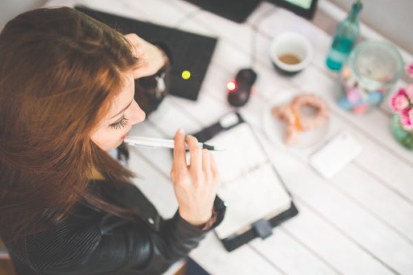 mujer-organizando-trabajo