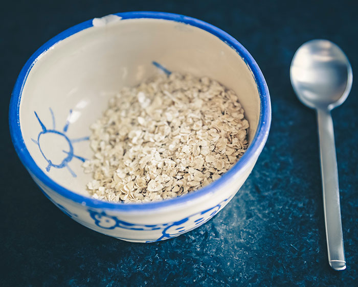 Per preparar granola acostuma a utilitzar-se una base d'ingredients com els flocs de civada.