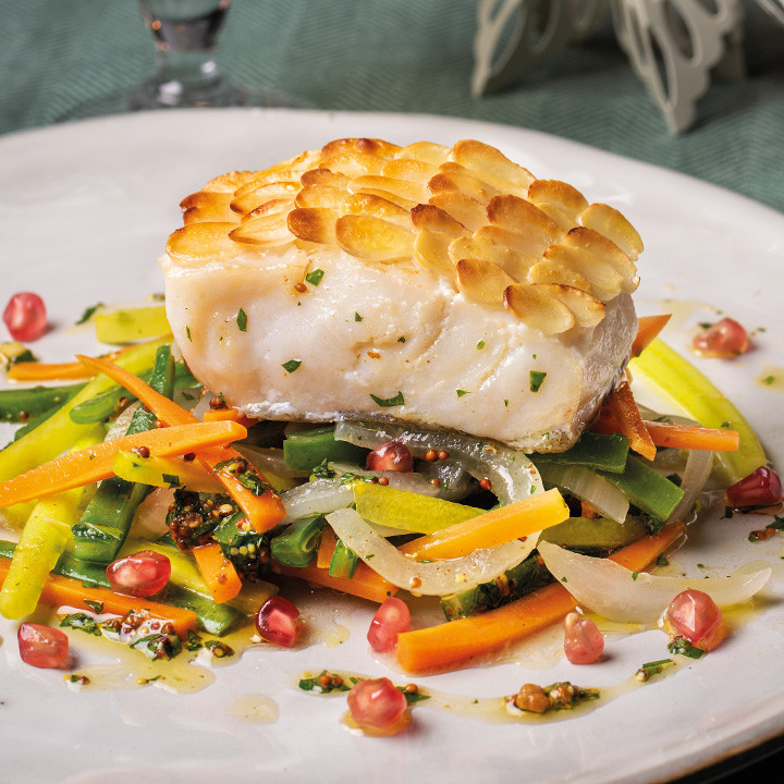 Lomo de bacalao con escamas de almendra y juliana de verduras en la Sirena